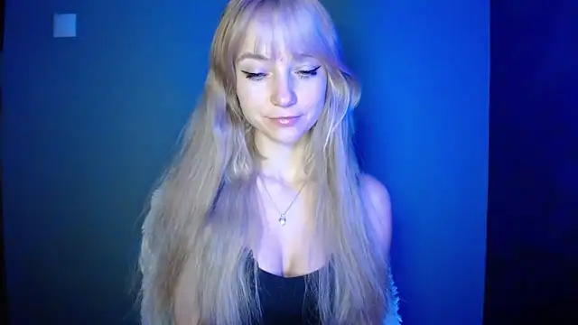 Snapshot of LuciaYoung chatting on 10-04-25, 05:49 LuciaYoung online show from 10-04-25, 05:49