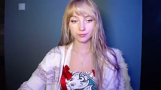 Snapshot of LuciaYoung chatting on 10-04-25, 06:17 LuciaYoung online show from 10-04-25, 06:17