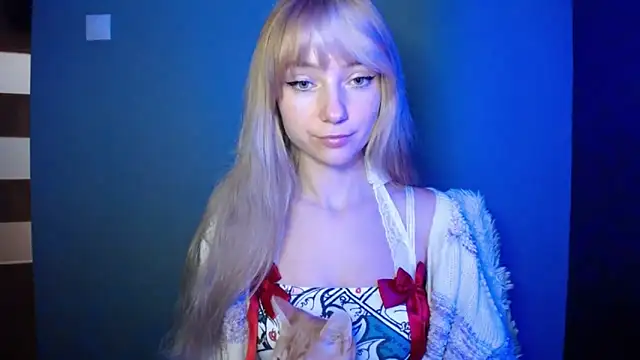 Snapshot of LuciaYoung chatting on 10-05-25, 06:23 LuciaYoung online show from 10-05-25, 06:23