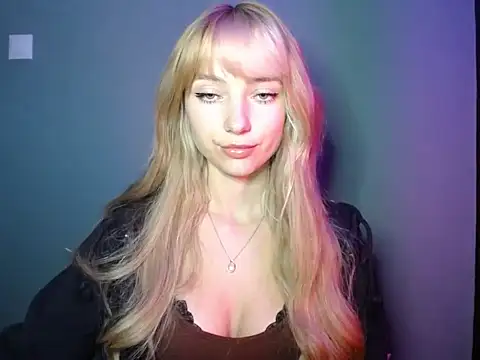 Snapshot of LuciaYoung chatting on 10-06-25, 06:27 LuciaYoung online show from 10-06-25, 06:27