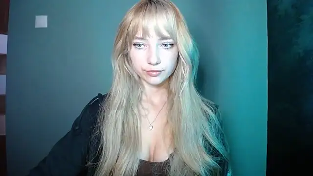 Snapshot of LuciaYoung chatting on 10-07-25, 06:32 LuciaYoung online show from 10-07-25, 06:32