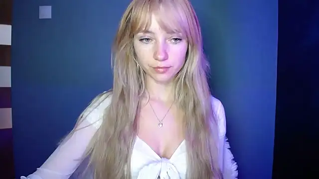 Snapshot of LuciaYoung chatting on 10-09-25, 06:44 LuciaYoung online show from 10-09-25, 06:44