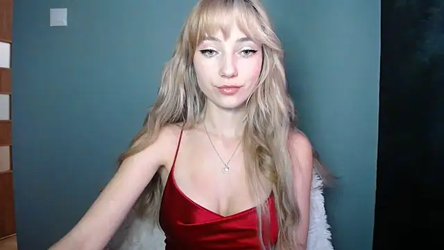 Snapshot of LuciaYoung chatting on 10-10-25, 02:27 LuciaYoung online show from 10-10-25, 02:27