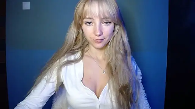 Snapshot of LuciaYoung chatting on 10-11-25, 05:28 LuciaYoung online show from 10-11-25, 05:28