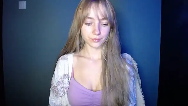 Snapshot of LuciaYoung chatting on 10-15-25, 06:30 LuciaYoung online show from 10-15-25, 06:30