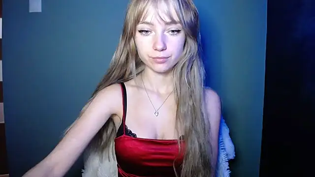 Snapshot of LuciaYoung chatting on 10-17-25, 12:30 LuciaYoung online show from 10-17-25, 12:30