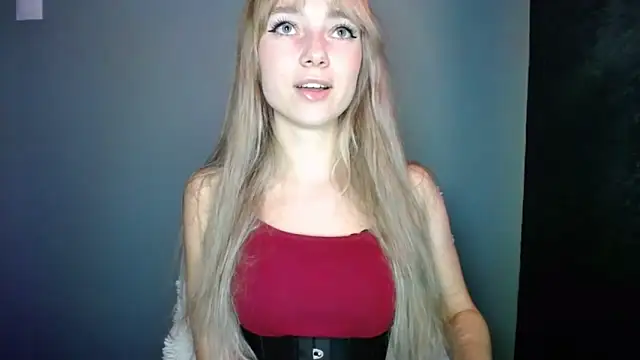 Snapshot of LuciaYoung chatting on 10-23-25, 06:28 LuciaYoung online show from 10-23-25, 06:28