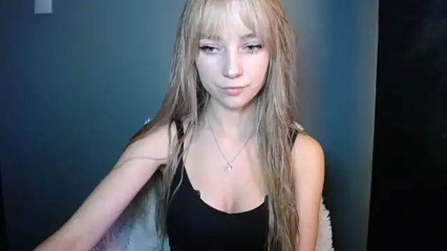 Snapshot of LuciaYoung chatting on 10-24-25, 06:48 LuciaYoung online show from 10-24-25, 06:48