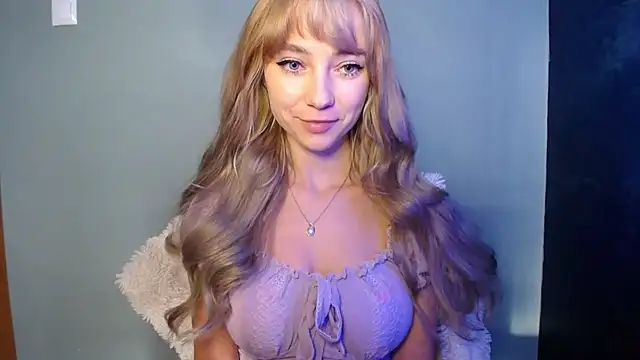 Snapshot of LuciaYoung chatting on 10-27-25, 07:34 LuciaYoung online show from 10-27-25, 07:34