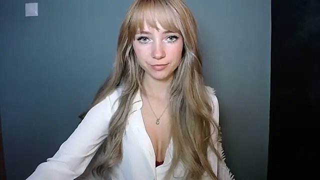 Snapshot of LuciaYoung chatting on 10-28-25, 07:45 LuciaYoung online show from 10-28-25, 07:45