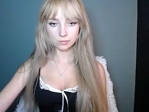 Snapshot of LuciaYoung chatting on 10-29-25, 07:26 LuciaYoung online show from 10-29-25, 07:26