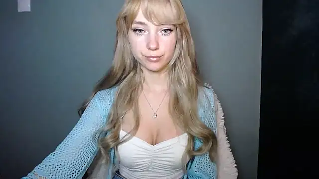 Snapshot of LuciaYoung chatting on 10-31-25, 07:31 LuciaYoung online show from 10-31-25, 07:31