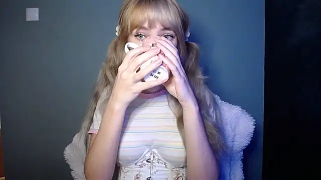 Snapshot of LuciaYoung chatting on 11-05-25, 07:30 LuciaYoung online show from 11-05-25, 07:30