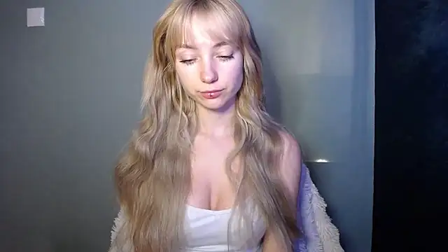 Snapshot of LuciaYoung chatting on 11-07-25, 07:30 LuciaYoung online show from 11-07-25, 07:30