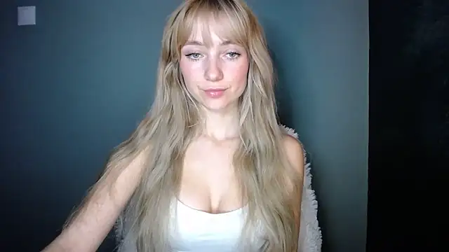 Snapshot of LuciaYoung chatting on 11-07-25, 07:36 LuciaYoung online show from 11-07-25, 07:36