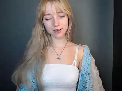 Snapshot of LuciaYoung chatting on 11-12-25, 07:24 LuciaYoung online show from 11-12-25, 07:24