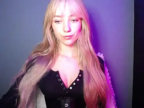 Snapshot of LuciaYoung chatting on 11-13-25, 07:29 LuciaYoung online show from 11-13-25, 07:29