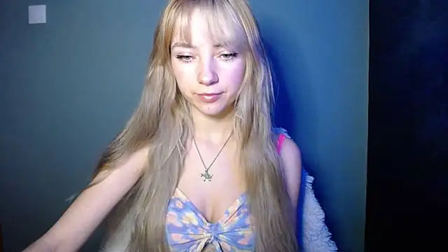 Snapshot of LuciaYoung chatting on 11-14-25, 07:51 LuciaYoung online show from 11-14-25, 07:51