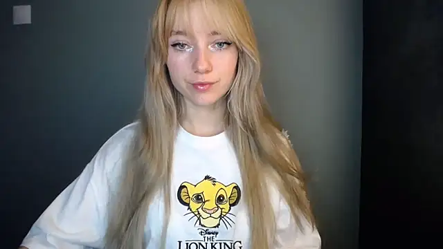 Snapshot of LuciaYoung chatting on 11-14-25, 07:56 LuciaYoung online show from 11-14-25, 07:56