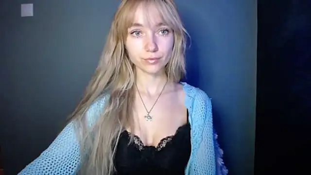 Snapshot of LuciaYoung chatting on 11-15-25, 08:00 LuciaYoung online show from 11-15-25, 08:00