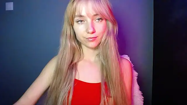 Snapshot of LuciaYoung chatting on 11-15-25, 08:05 LuciaYoung online show from 11-15-25, 08:05