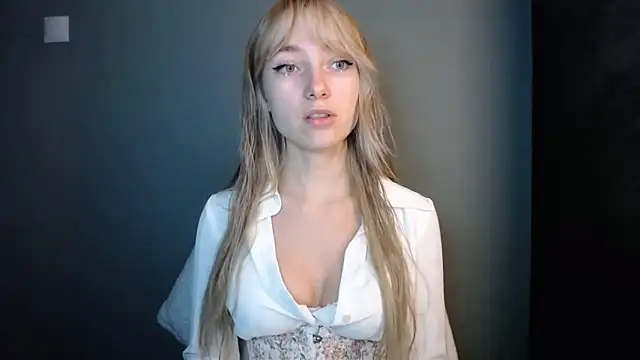 Snapshot of LuciaYoung chatting on 11-17-25, 07:30 LuciaYoung online show from 11-17-25, 07:30