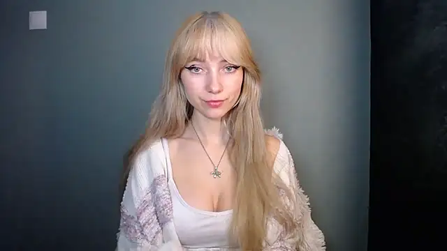 Snapshot of LuciaYoung chatting on 11-18-25, 07:40 LuciaYoung online show from 11-18-25, 07:40