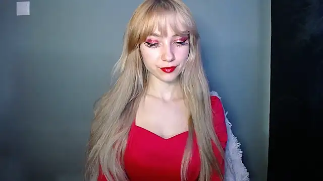 Snapshot of LuciaYoung chatting on 11-19-25, 07:41 LuciaYoung online show from 11-19-25, 07:41