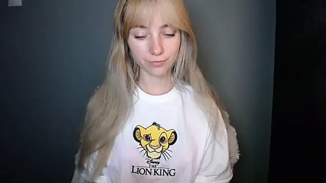 Snapshot of LuciaYoung chatting on 11-22-25, 08:19 LuciaYoung online show from 11-22-25, 08:19