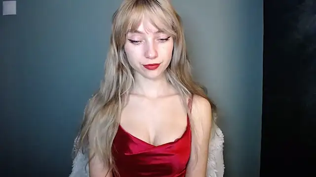 Snapshot of LuciaYoung chatting on 11-23-25, 07:35 LuciaYoung online show from 11-23-25, 07:35