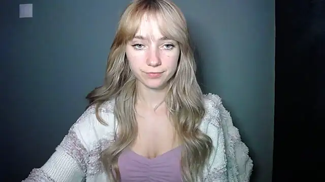 Snapshot of LuciaYoung chatting on 11-25-25, 07:36 LuciaYoung online show from 11-25-25, 07:36