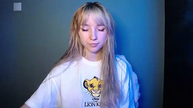 Snapshot of LuciaYoung chatting on 11-27-25, 01:35 LuciaYoung online show from 11-27-25, 01:35