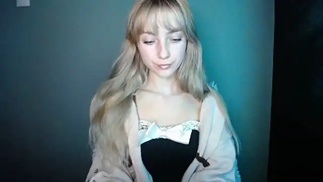 Snapshot of LuciaYoung chatting on 12-02-25, 01:17 LuciaYoung online show from 12-02-25, 01:17