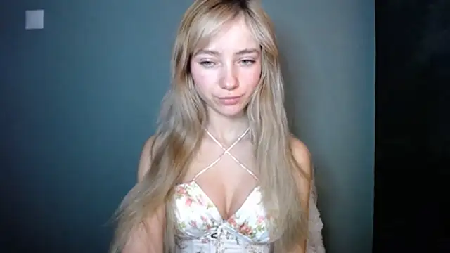 Snapshot of LuciaYoung chatting on 12-14-25, 07:36 LuciaYoung online show from 12-14-25, 07:36