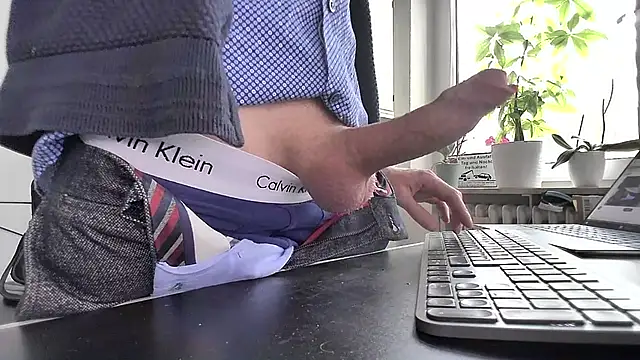 Snapshot of sperma_tributes chatting on 03-18-25, 08:36 sperma tributes online show from 03-18-25, 08:36