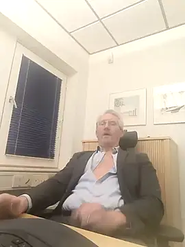 Snapshot of tom-swede chatting on 01-07-25, 03:33 tom-swede online show from 01-07-25, 03:33