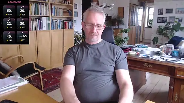 Snapshot of tom-swede chatting on 02-02-25, 02:02 tom-swede online show from 02-02-25, 02:02