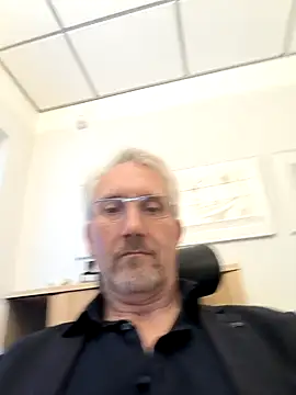 Snapshot of tom-swede chatting on 10-14-25, 03:24 tom-swede online show from 10-14-25, 03:24