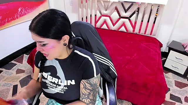 Snapshot of sara_winehouse1 chatting on 07-28-26, 02:13 sara winehouse1 online show from 07-28-26, 02:13