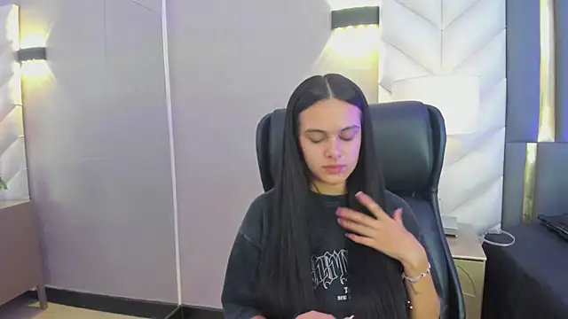 ChloeHarper  online show from 04-12-26, 12:21