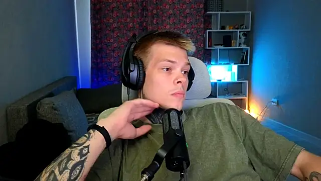 DENIS HERE online show from 08-08-26, 04:42