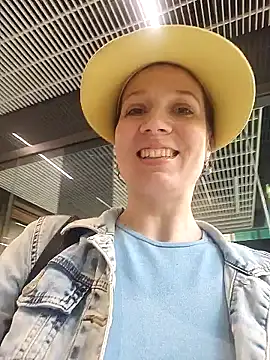 Exhibitionsplit online show from 02-17-25, 01:10