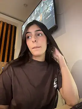 Snapshot of cristel_17 chatting on 03-05-26, 06:31 cristel 17 online show from 03-05-26, 06:31