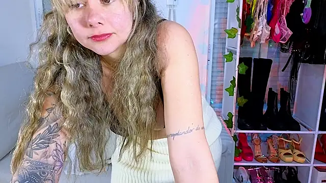 Snapshot of Tawny_cox chatting on 01-17-25, 04:04 Tawny cox online show from 01-17-25, 04:04
