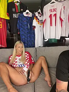 Snapshot of SexOnMyLvL chatting on 06-17-26, 08:32 SexOnMyLvL online show from 06-17-26, 08:32