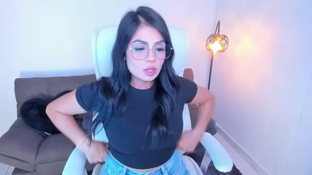 Snapshot of dominique21_ chatting on 12-14-24, 10:50 dominique21 online show from 12-14-24, 10:50