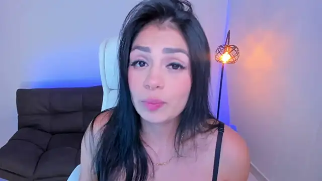 Snapshot of dominique21_ chatting on 12-18-24, 05:04 dominique21 online show from 12-18-24, 05:04