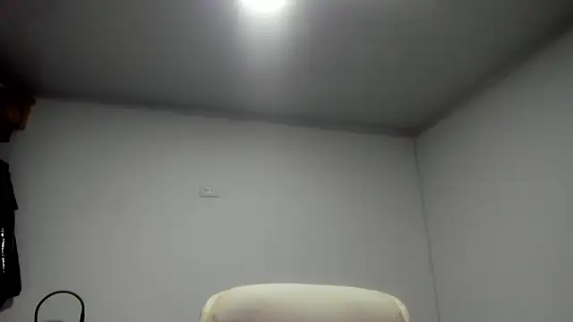 Snapshot of dominique21_ chatting on 10-05-25, 01:04 dominique21 online show from 10-05-25, 01:04