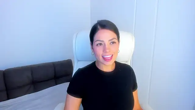 Snapshot of dominique21_ chatting on 10-08-25, 03:48 dominique21 online show from 10-08-25, 03:48