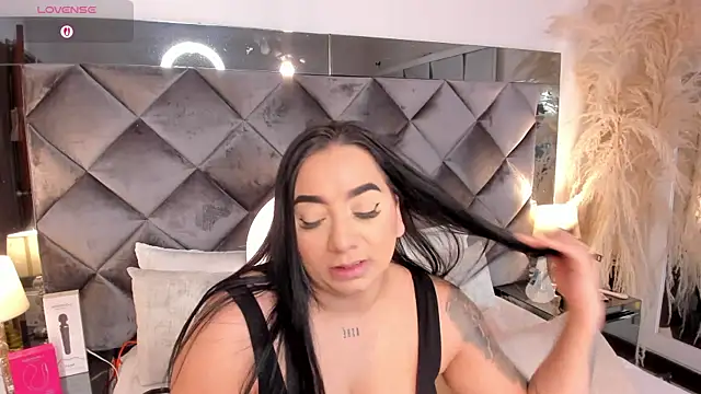 sofhiaa adaams online show from 11-18-25, 09:30